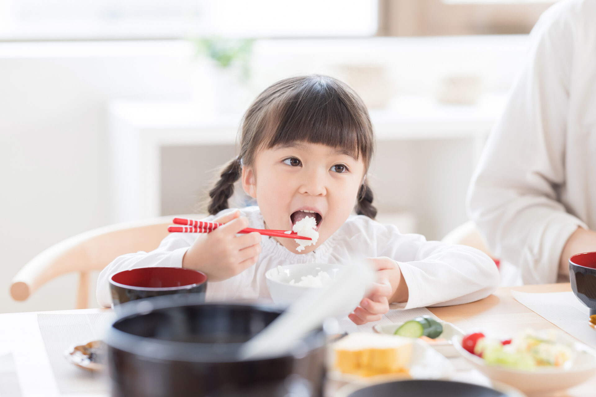 子どもがごはんを食べている様子